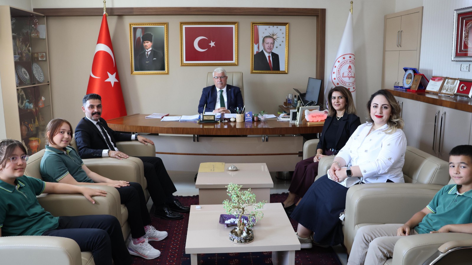  Gazi Ortaokulu Öğretmen ve Öğrencilerinden, İl Millî Eğitim Müdürü Yusuf Yazıcı'ya Ziyaret