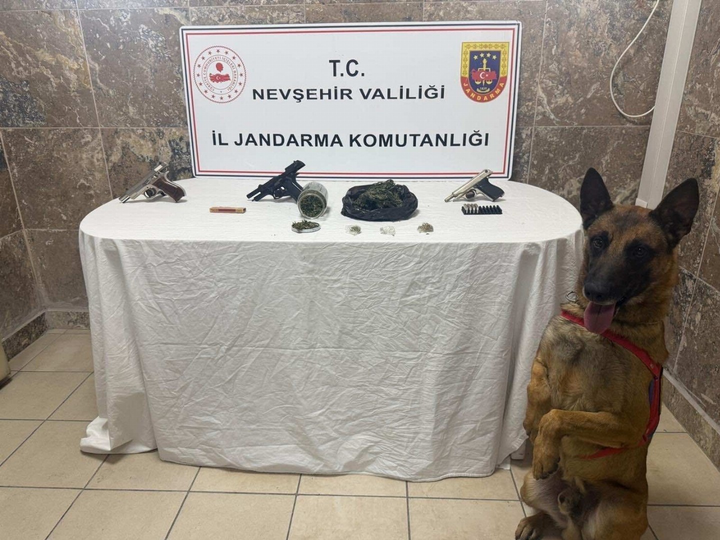 Ürgüp’te Uyuşturucu Operasyonu: 465 Gram Esrar ve Ruhsatsız Silahlar Ele Geçirildi