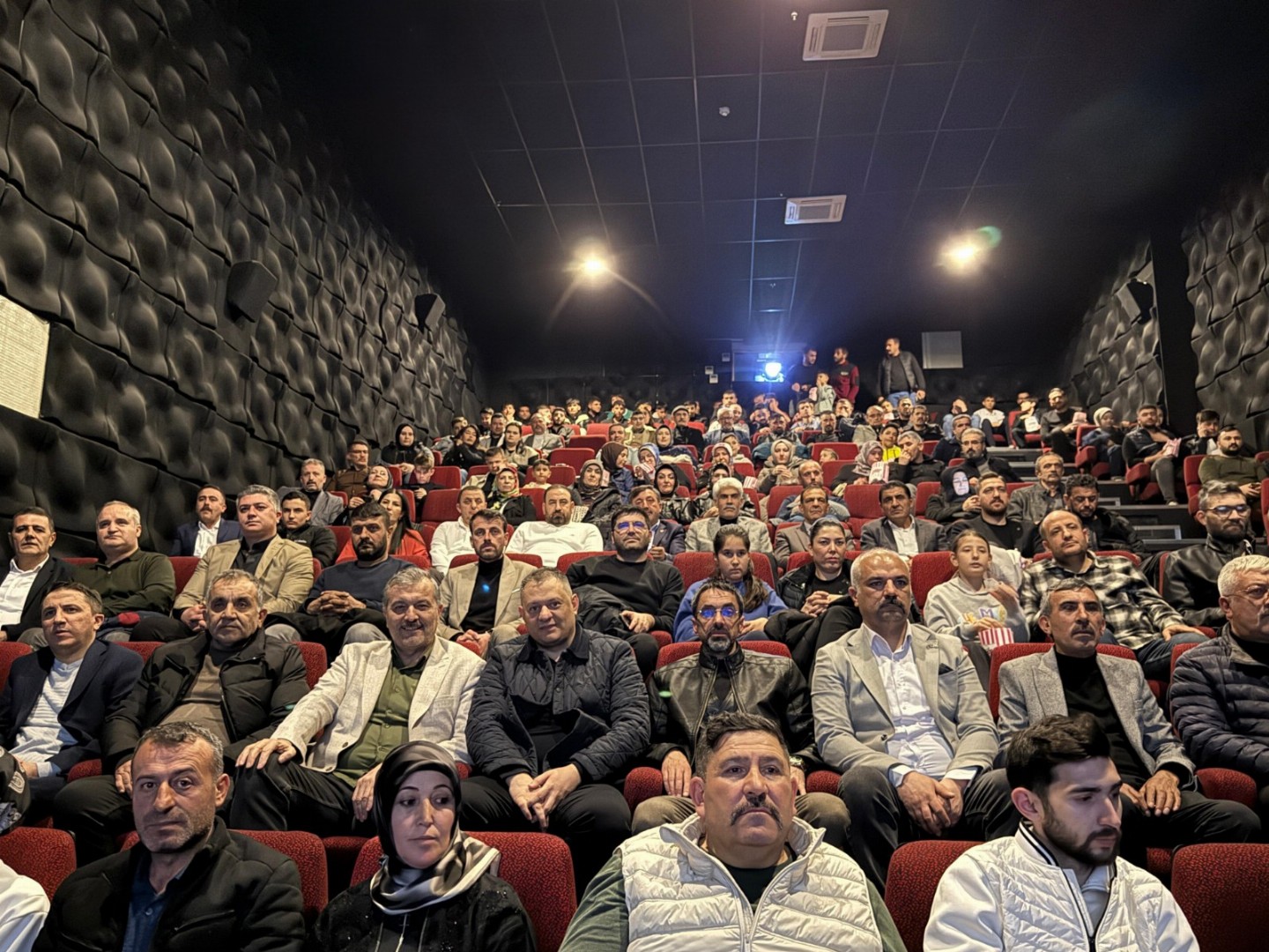 Ülkücüler 300 kişi ile “ÇATLI” Filmini İzledi