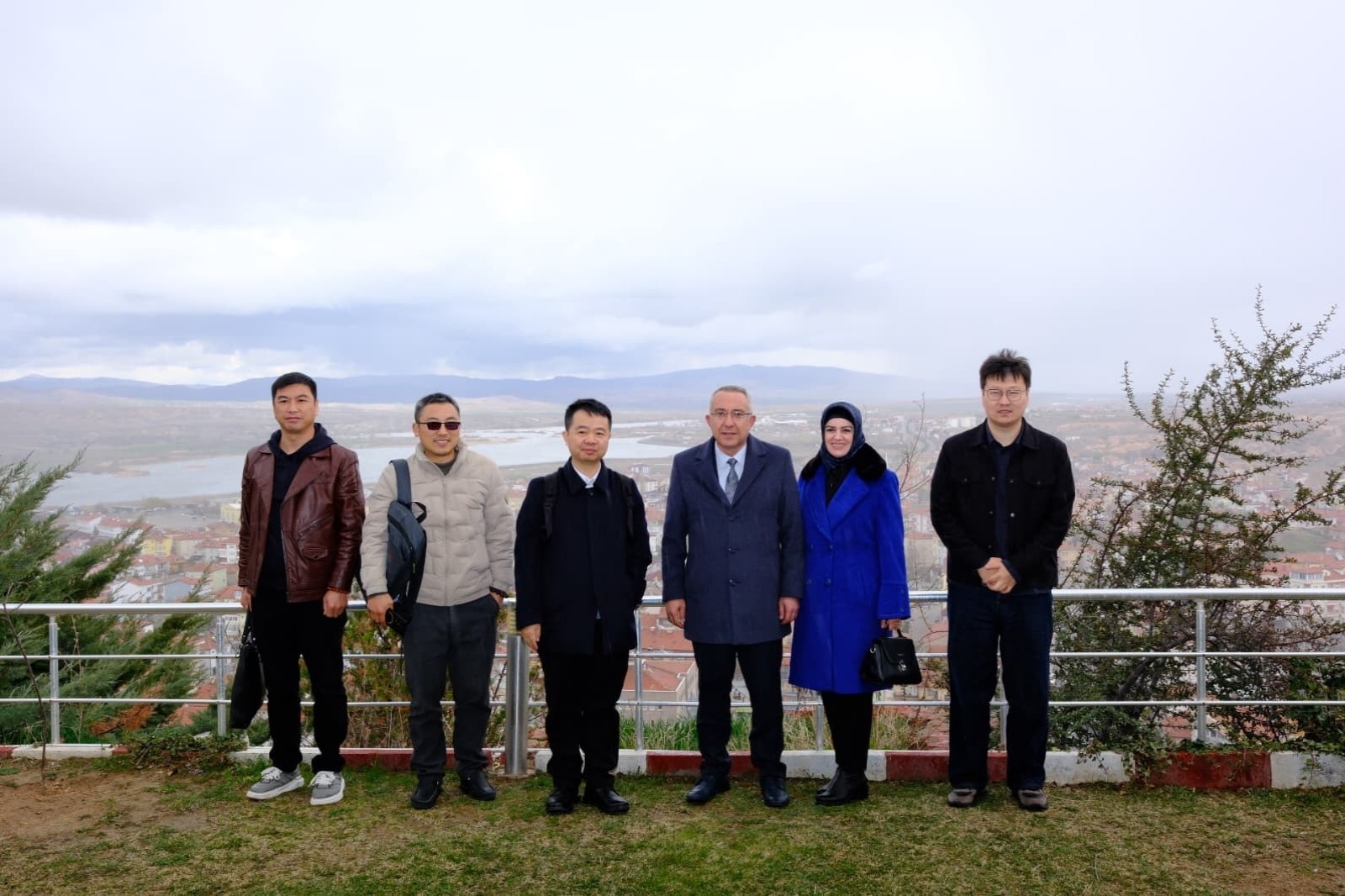 Ziyaret kapsamında heyeti makamında da ağırlayan Başkanımız, kendilerine hediyelerini takdim etti. 🤝