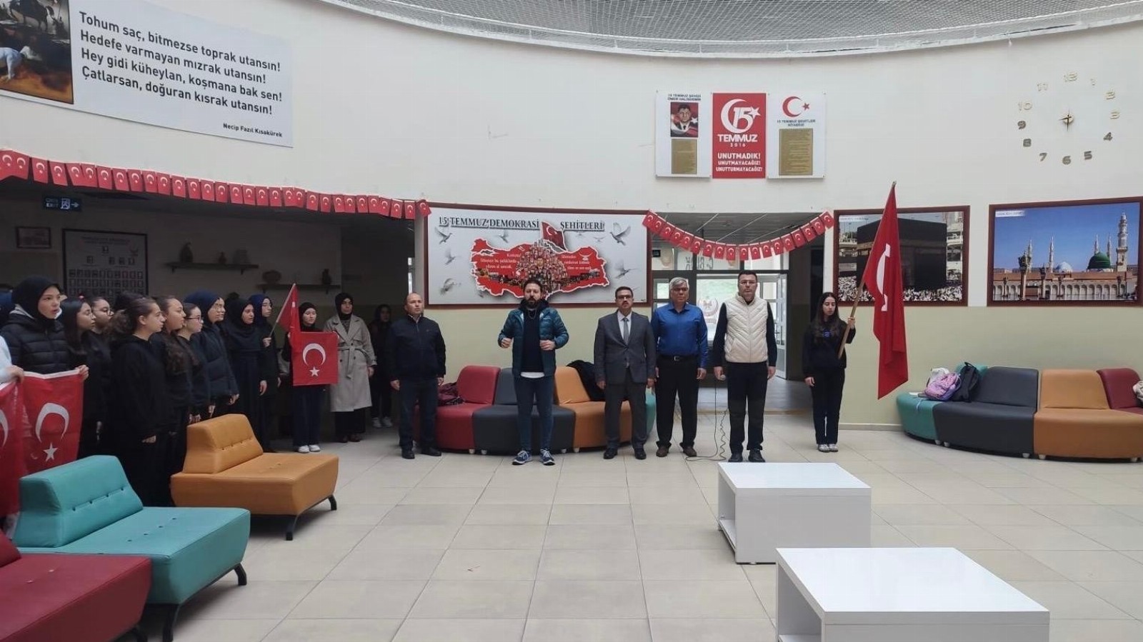  Eğitim Camiası Tek Yürek: Şehit Öğretmen ve Öğrenciler İstiklal Marşı Törenlerinde Anıldı