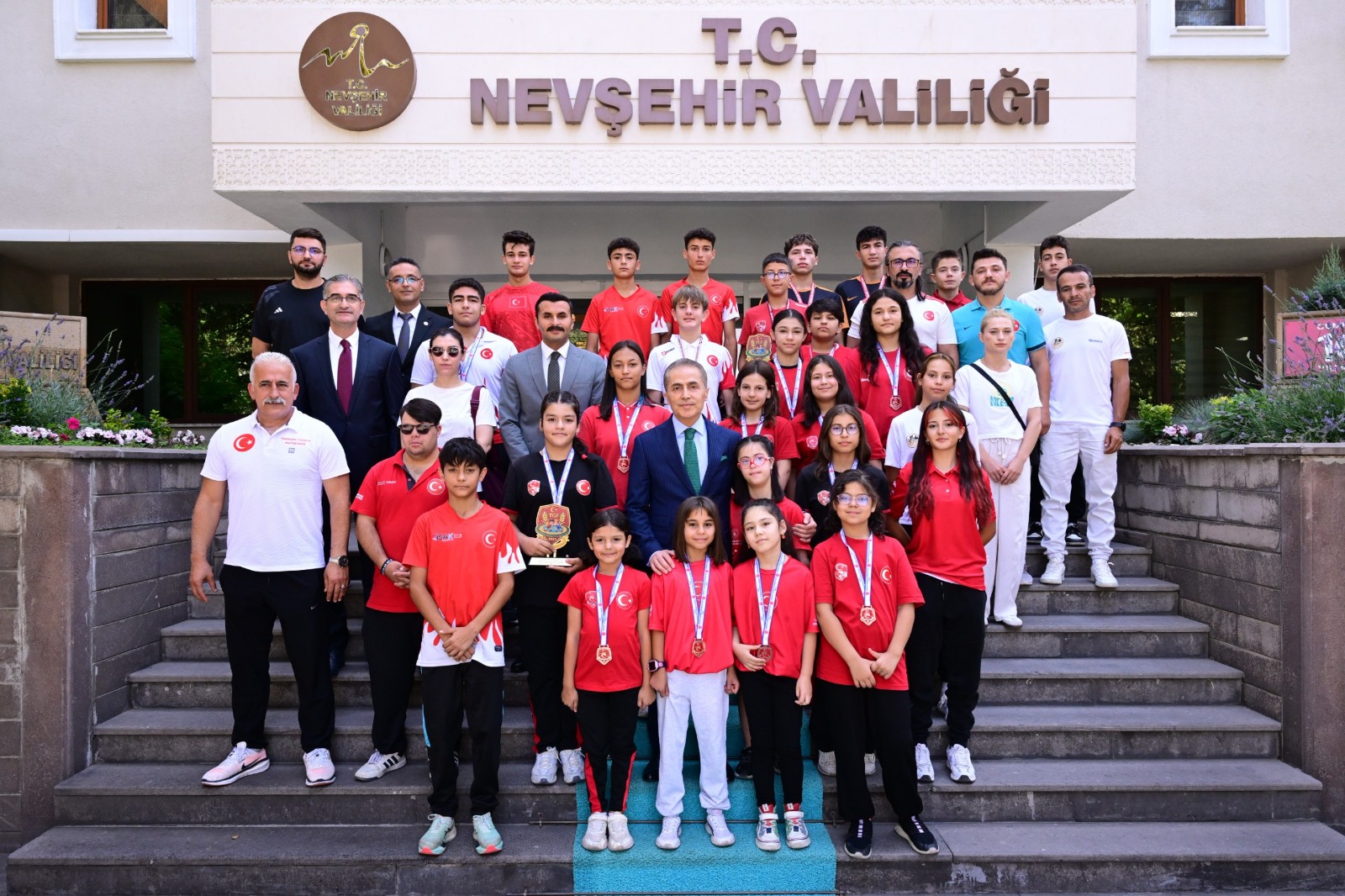 VALİ HÜSEYİN KÖK, İLİMİZDEKİ BAŞARILI SPORCULARI VALİLİK MAKAMINDA ZİYARET ETTİ